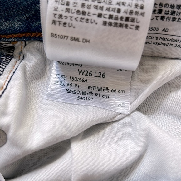 Levi’s Wedgie Straight Leg Raw Hem Distressed Jeans - Picture 4 of 8